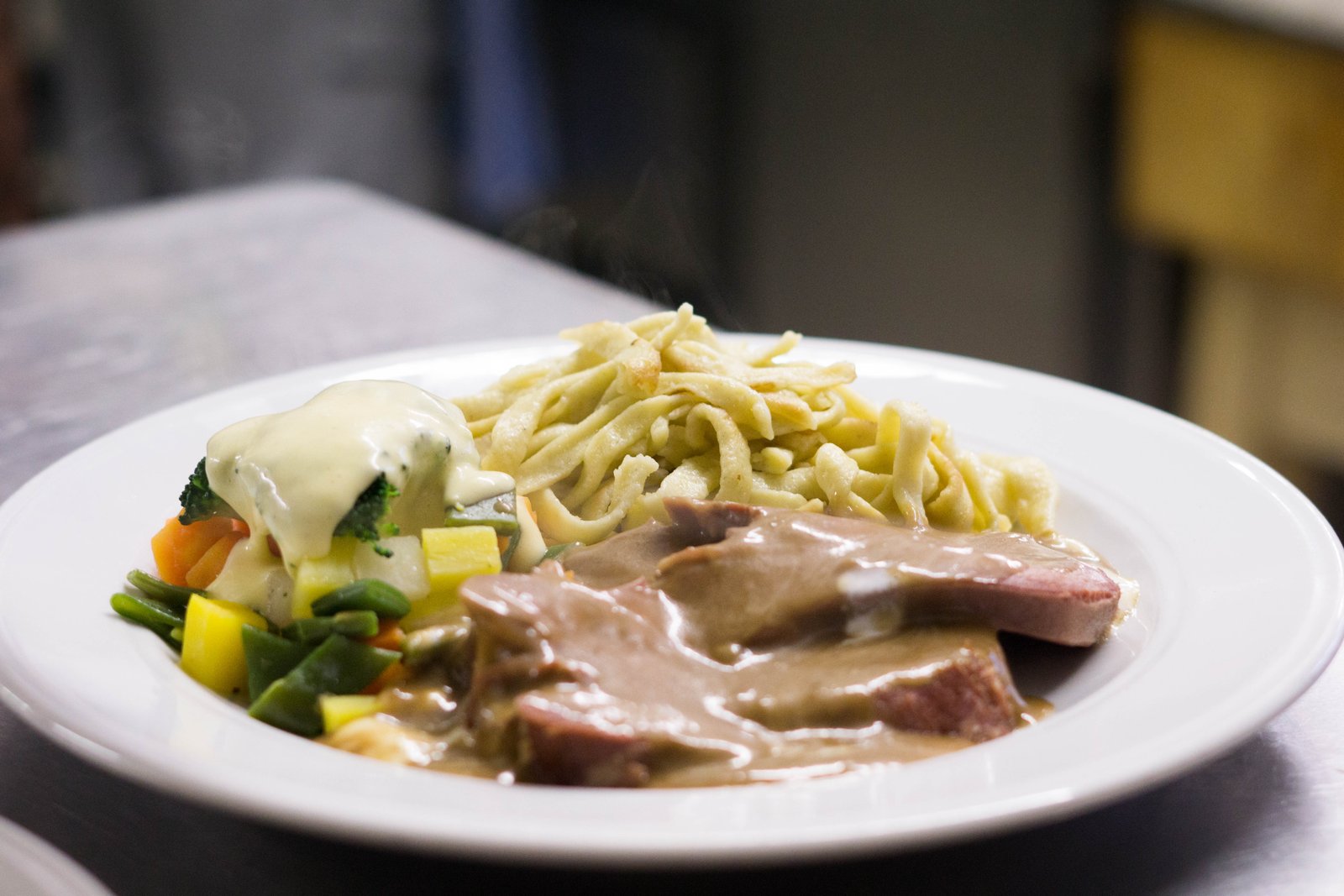 Rinderzunge mit Spätzli und Gemüse