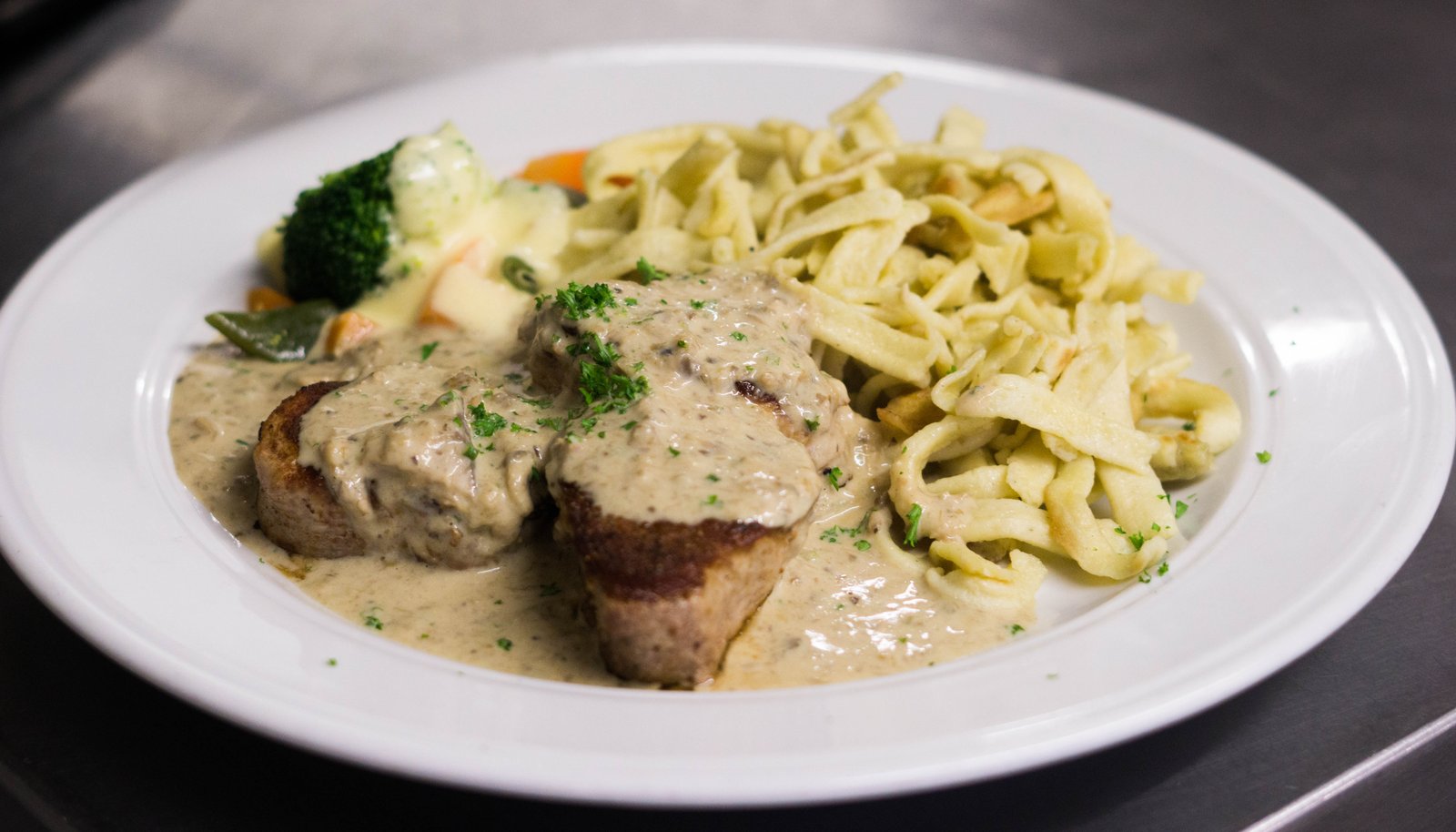 Schweinefilet mit Gemüse und Spätzle